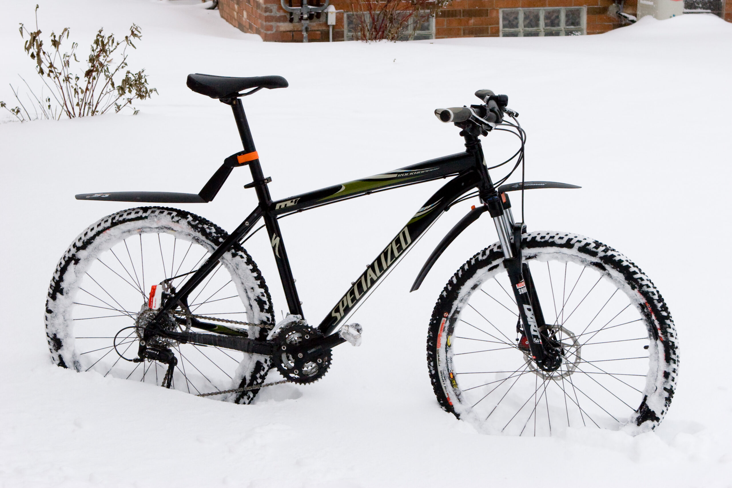 Snow-covered bike, fitted with fenders, after trying to go for a ride in the snow after the storm on 19-Dec-2008.