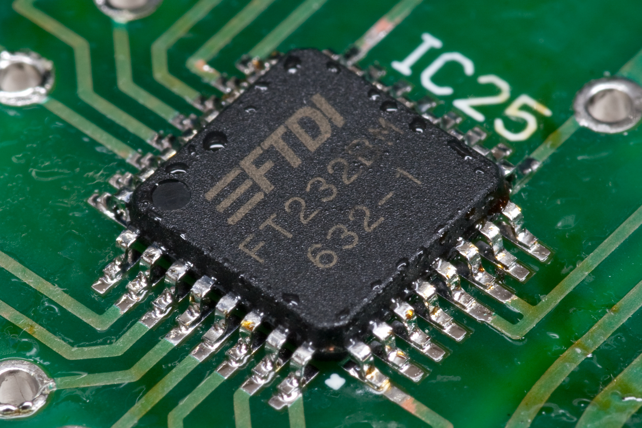 Detail of the FT232BM USB to Serial adapter which is IC25 in the newer x0xb0x designs. It is used for updating firmware and remotely editing saved programs.