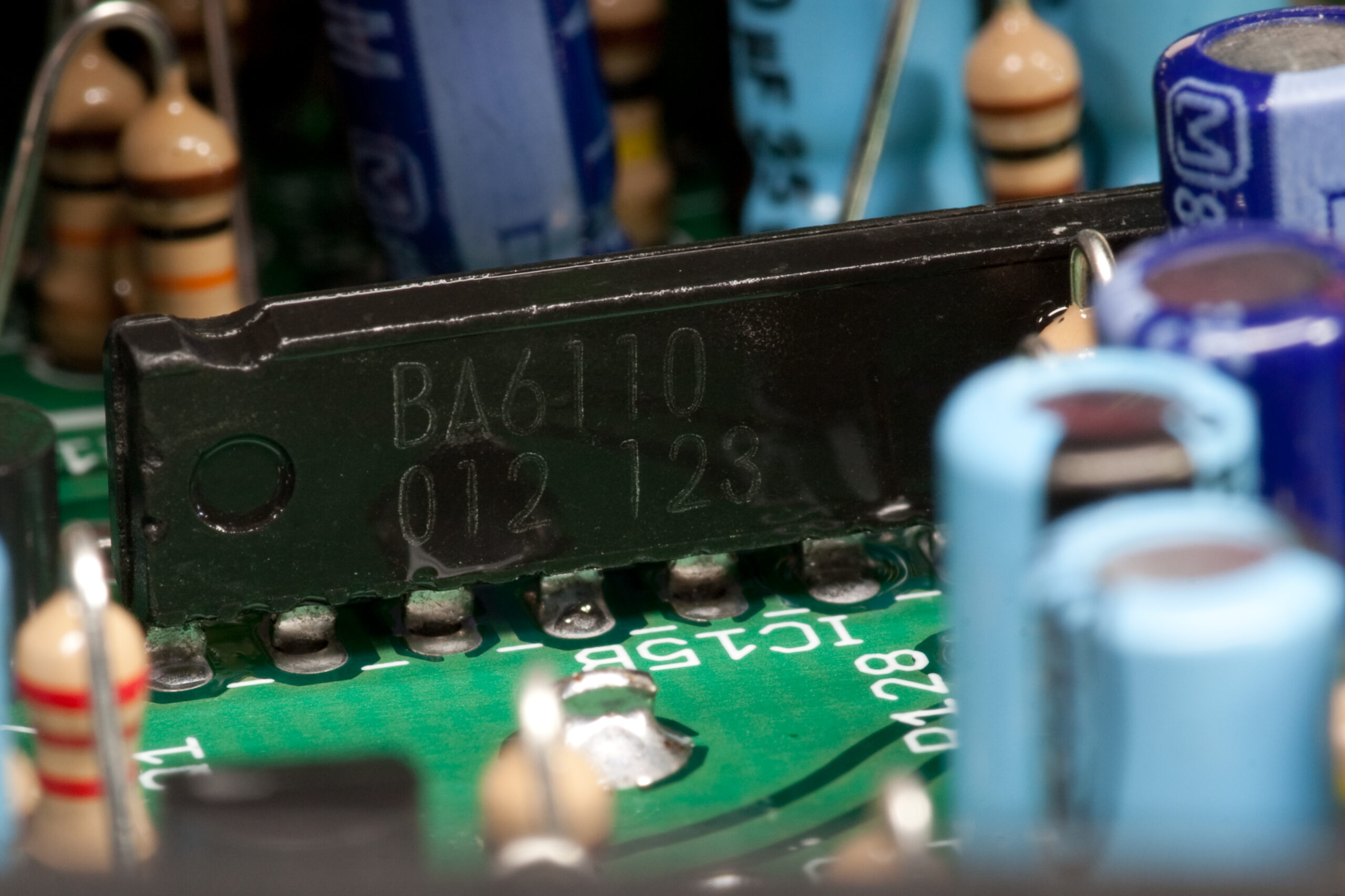 BA6110 (IC15B) in x0xb0x #888, wetted with alcohol for readability. I believe that the buffer in it is causing the x0xb0x not to work properly.