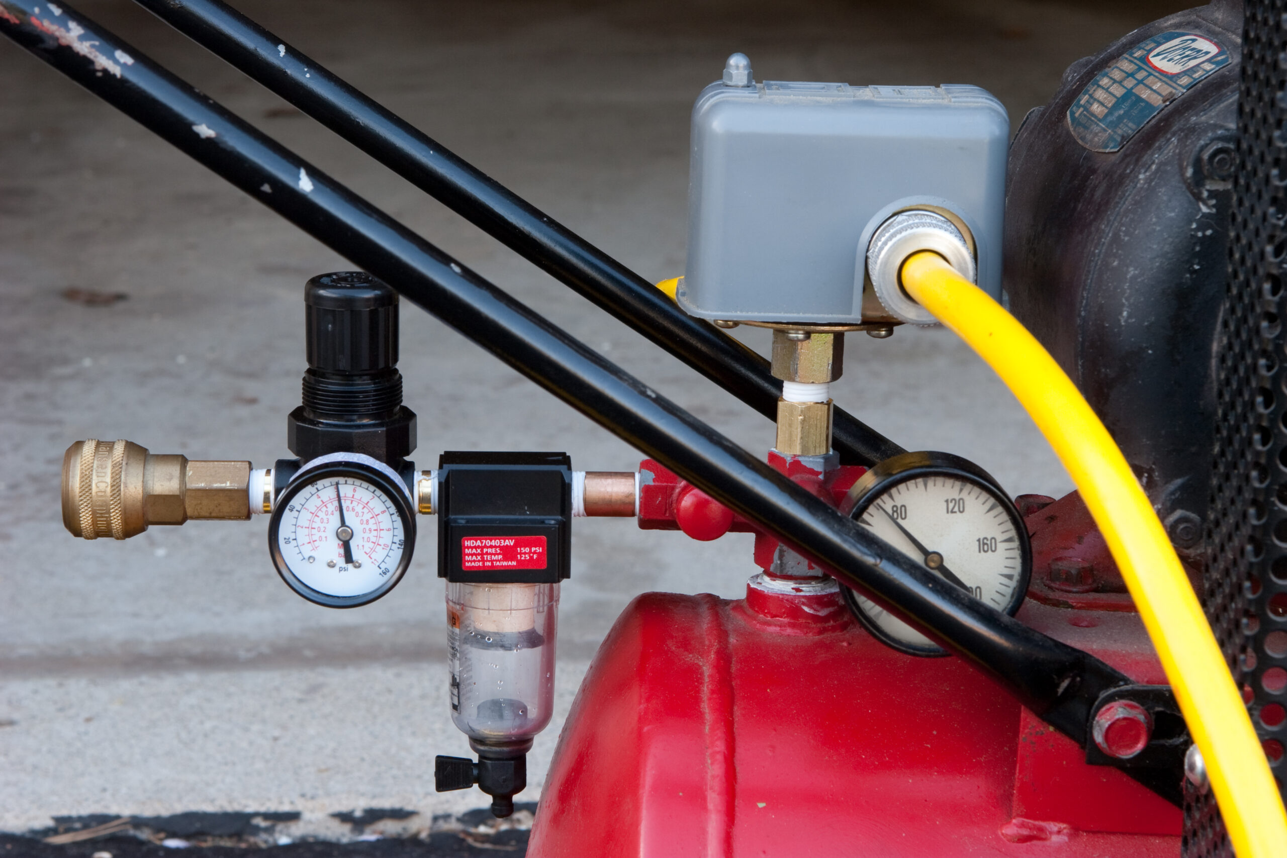 New output stage on the air compressor my coworker Brian gave me. The regulator and some brass parts have been replaced, and a filter was added. The automatic shutoff has also been adjusted.