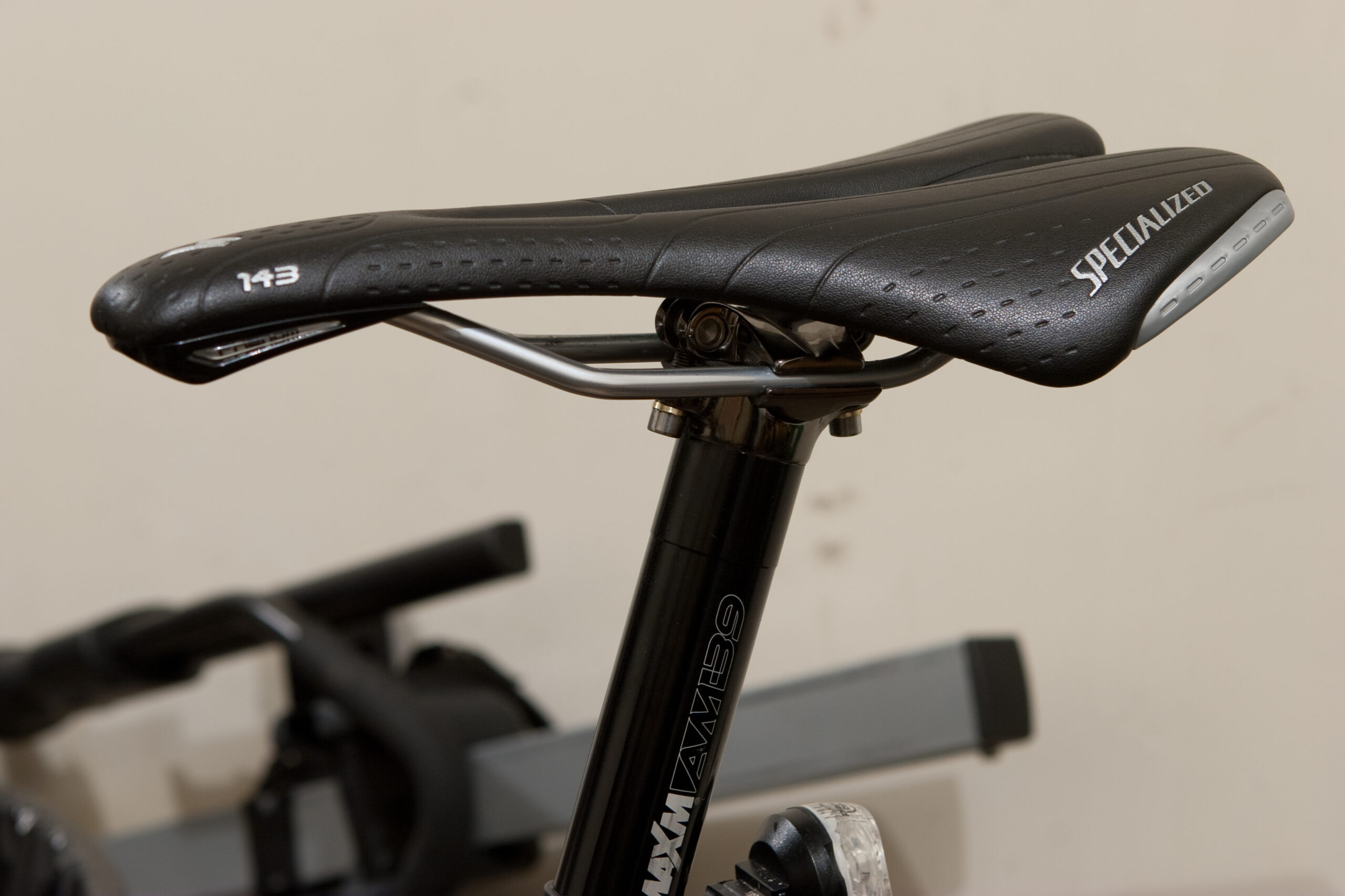 Trying out a Specialized Phenom in 143mm width on the Titus Racer X 29er.