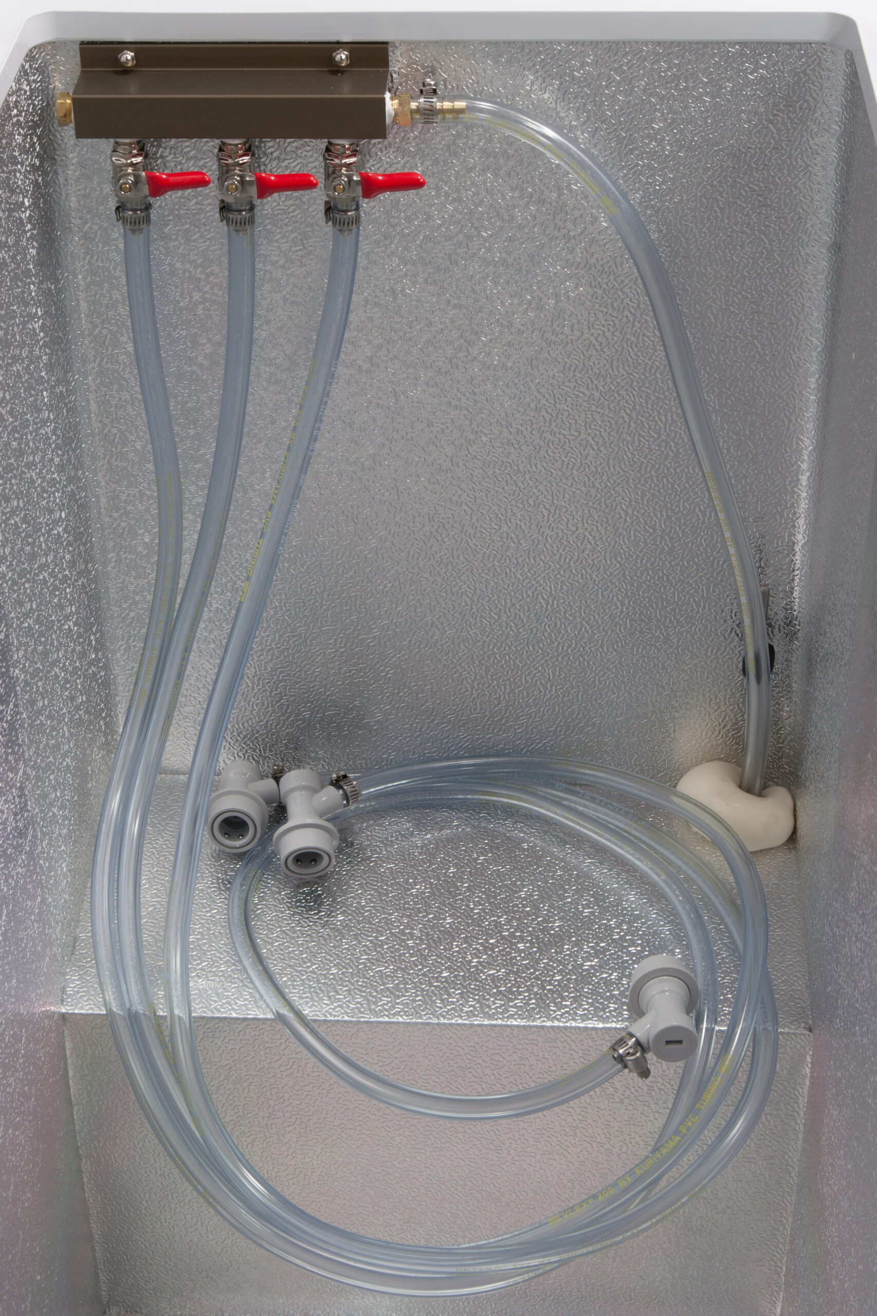 Three-outlet manifold and ball lock connectors make for more flexible gas distribution.