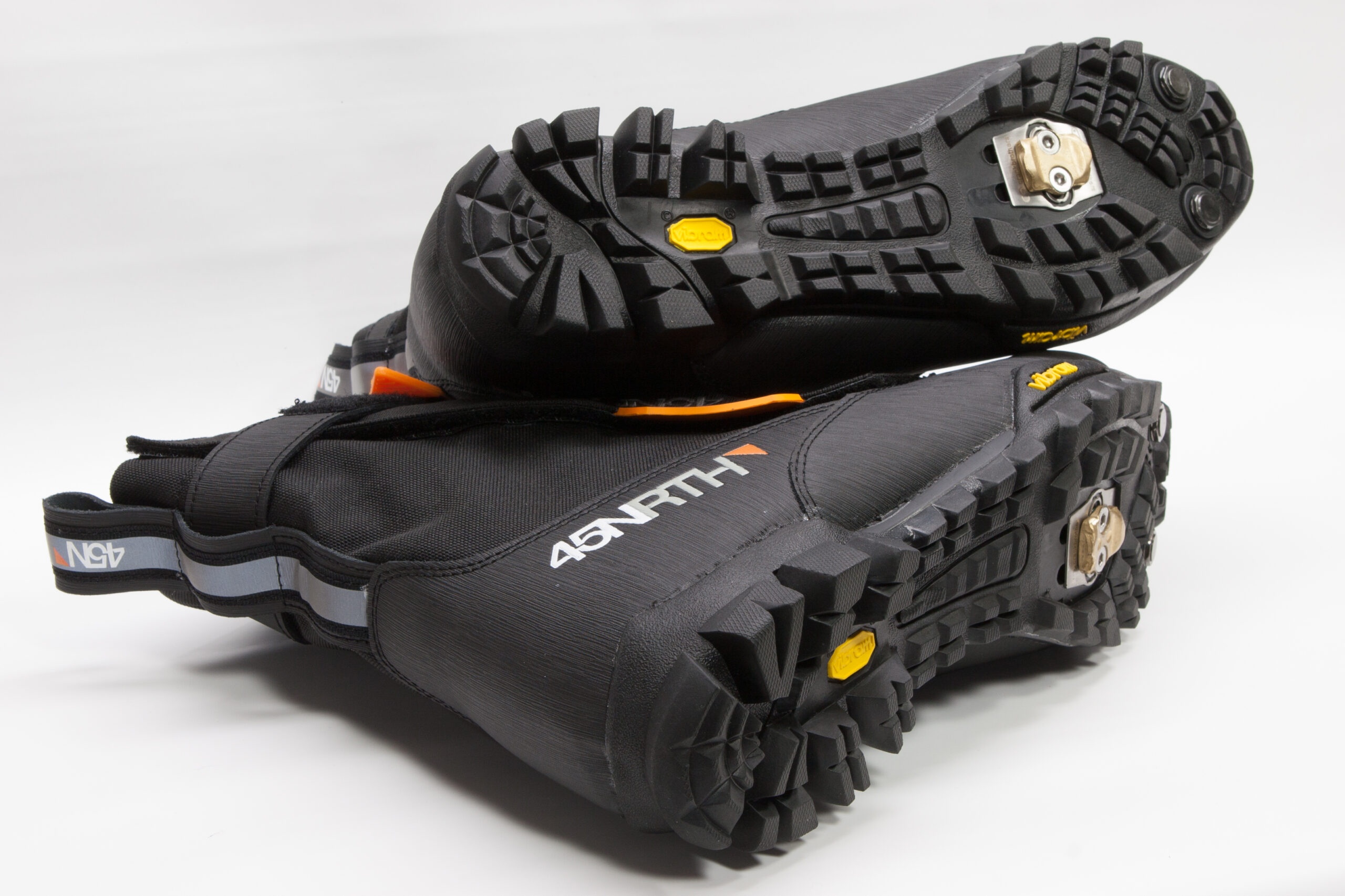45NRTH Wölvhammer winter cycling shoes, bottom view.