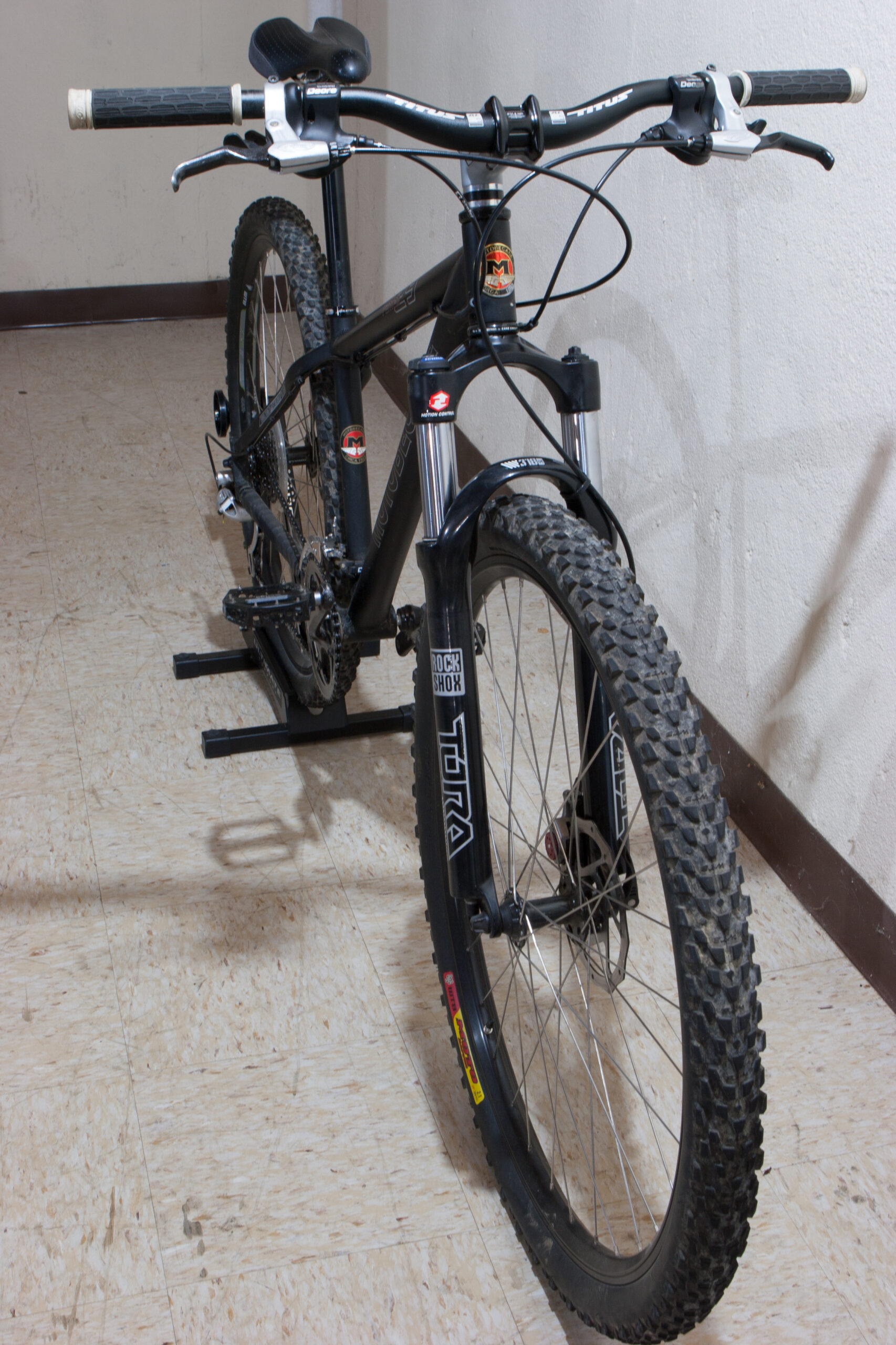 Motobecane Fantom 29er, front view showing the Rock Shox Tora fork and Titus riser bar.