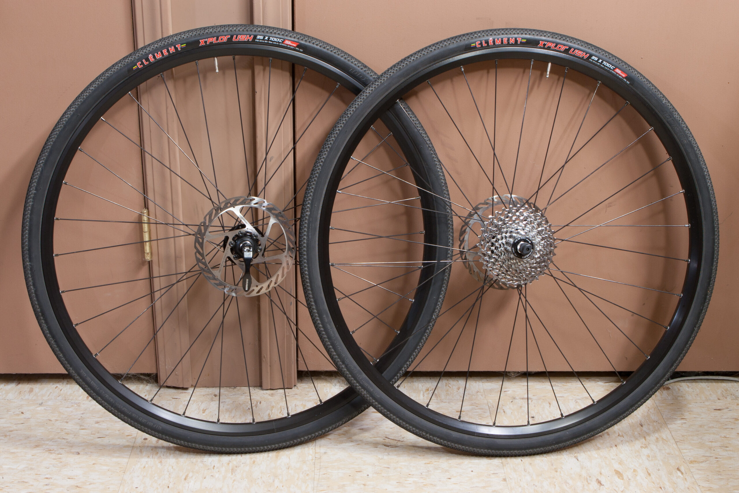 Assembled wheels with SRAM hubs, delogo'd DT Swiss X470 rims, SRAM PG-1050 hub, Avid Clean Sweep rotors, and Clement X'plor USH tires. Normally I dislike delogo'd rims, but in this case I felt they clashed with the frame.