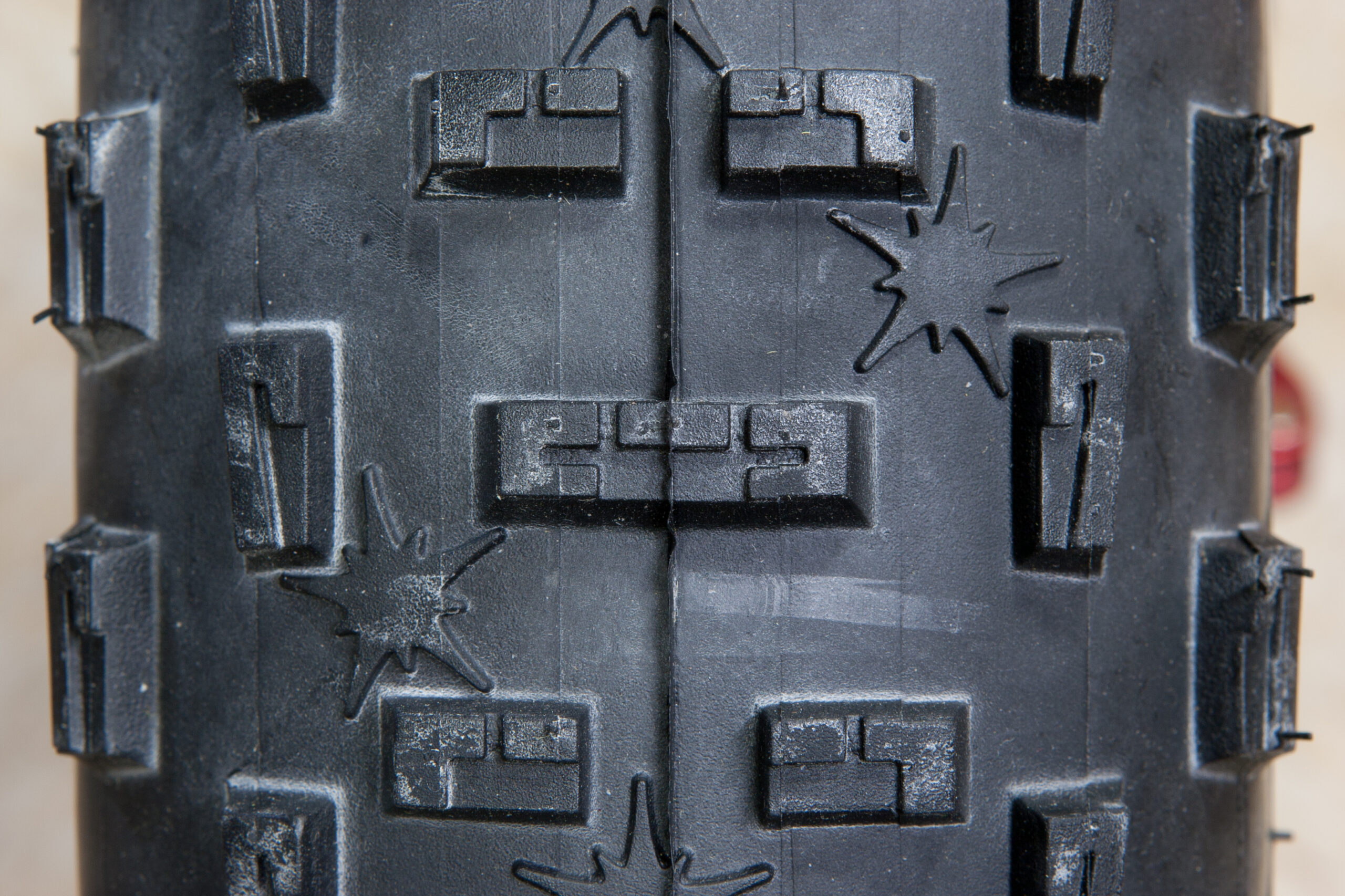 Direct view of the On-One Floater tread when mounted on a Holy Rolling Darryl rim.