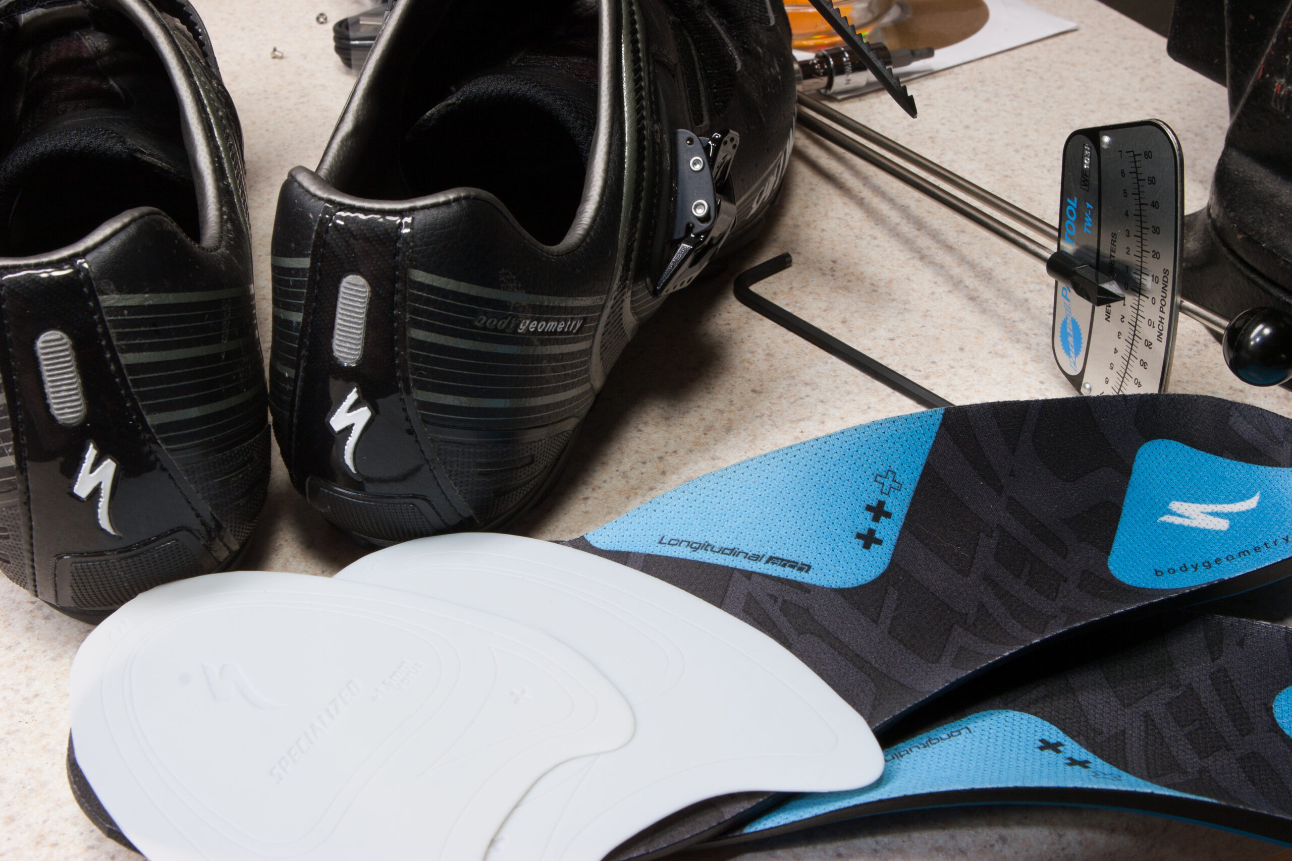 2x 1.5mm varus shims and one blue (moderate) Specialized footbed for Specialized Pro MTB shoes.