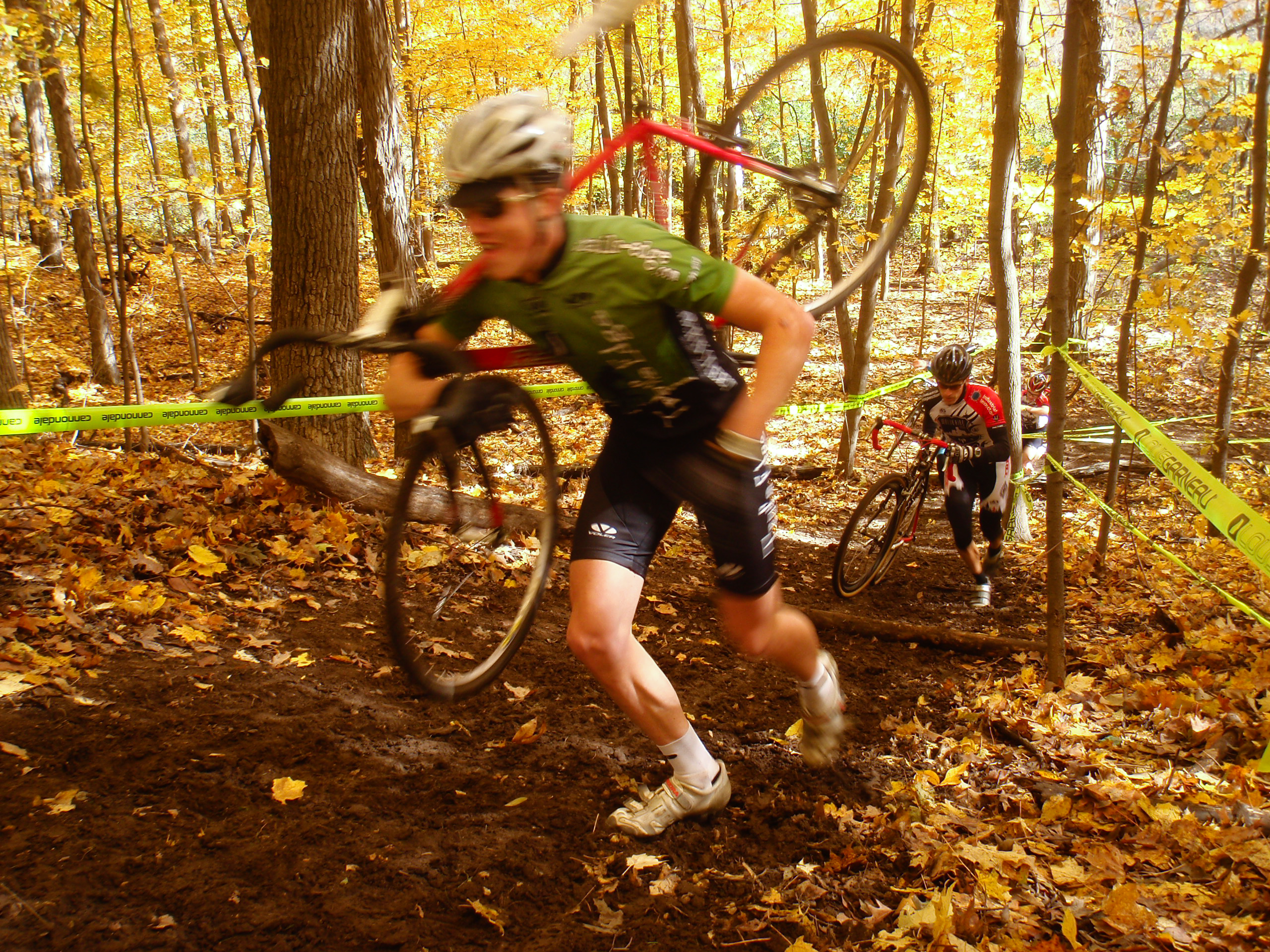 Vince Roberge of Trail's Edge (Class A) on the long runup at the Maybury Lungbuster CX race on 25-Oct-2009.
